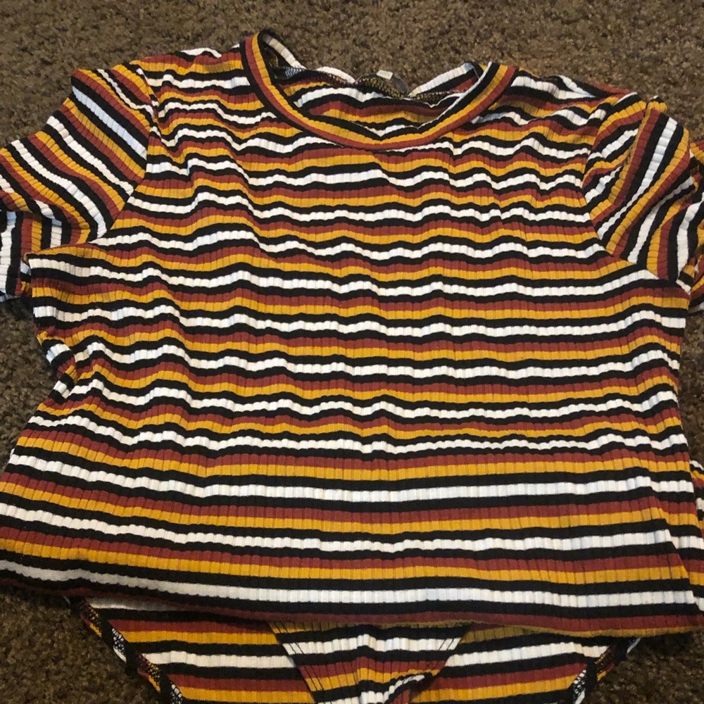 Striped top button at the seat